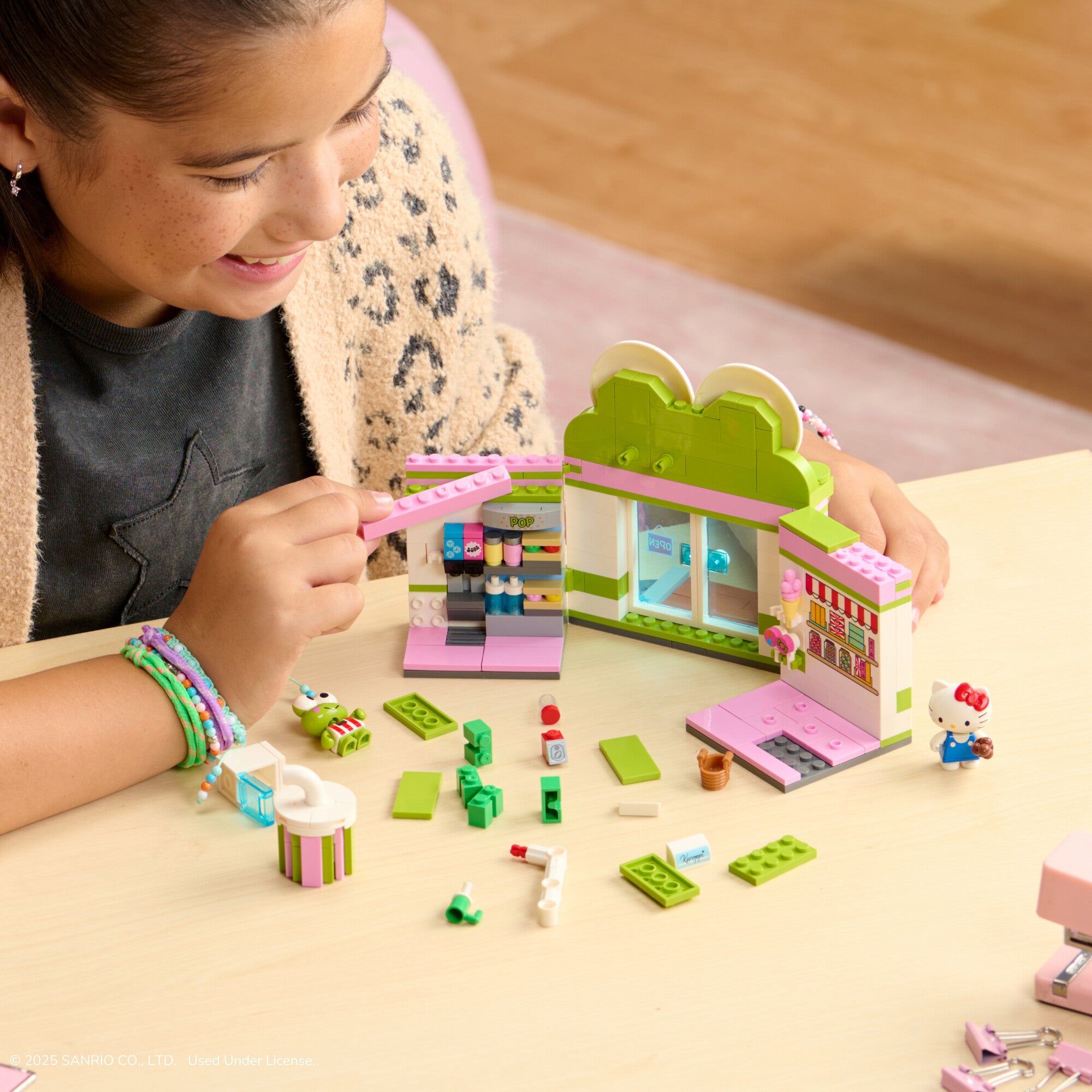 Hello Kitty and Friends Keroppi Mart Building Set - Image 5